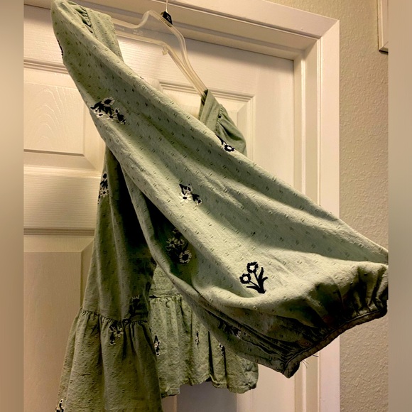 UNIVERSAL THREAD LIGHT GREEN EMBROIDERED BALLOON SLEEVE PEPLUM TOP - SIZE LRG - Picture 4 of 12